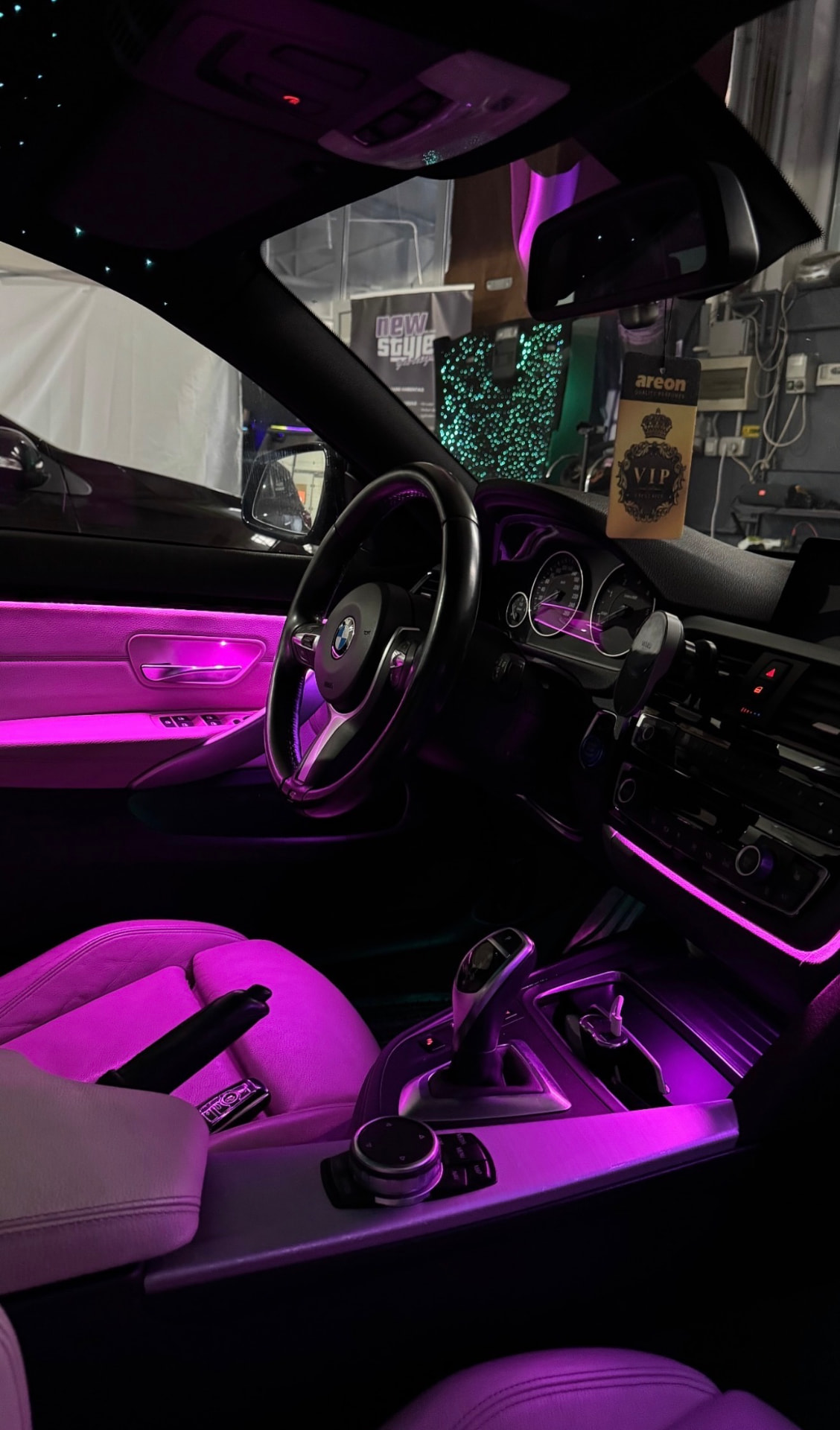 BMW Seria 3 — lumini ambientale, Lumini ambientale · Roz